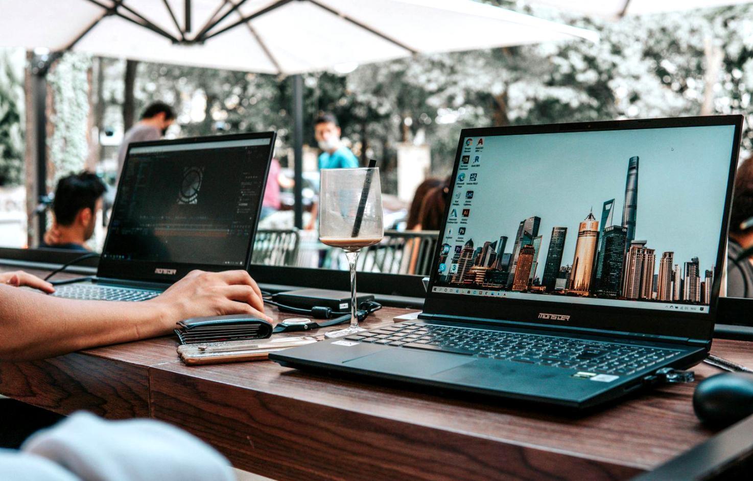 Analiză financiară profesională cu grafice și rapoarte de business